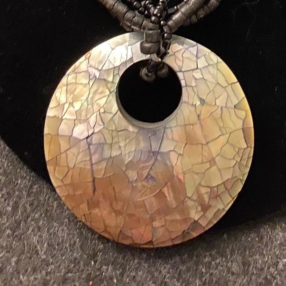 Mother of Pearl pendant black beaded necklace - Picture 4 of 4